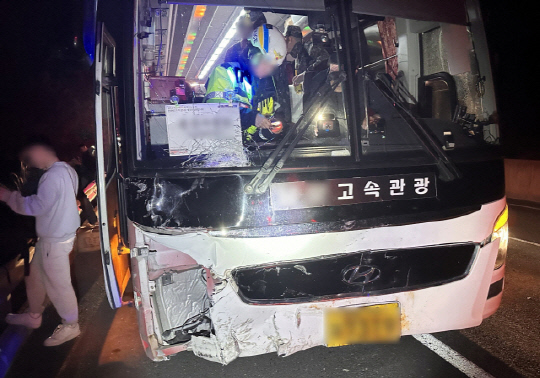 지난 17일 오후 전남 담양군 대덕면 고창담양 고속도로에서 연쇄 추돌 사고가 발생해 소방 당국이 구조 작업을 하고 있다. 이 사고로 3명이 숨지고 5명이 다쳐 병원으로 이송됐다.  [연합뉴스]